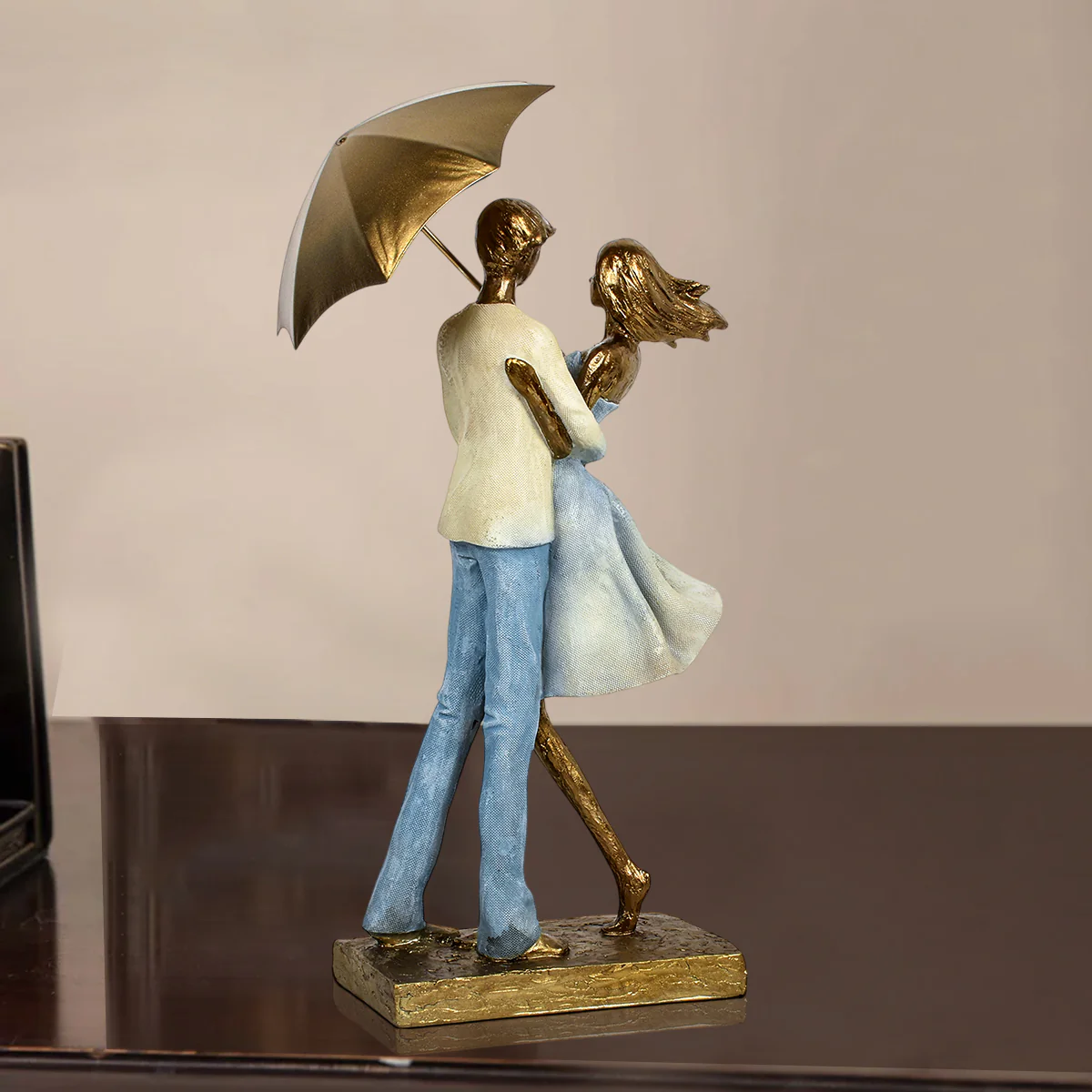 Embrace Couple Under Umbrella Statue for Table Decoration Showpiece - Image 2