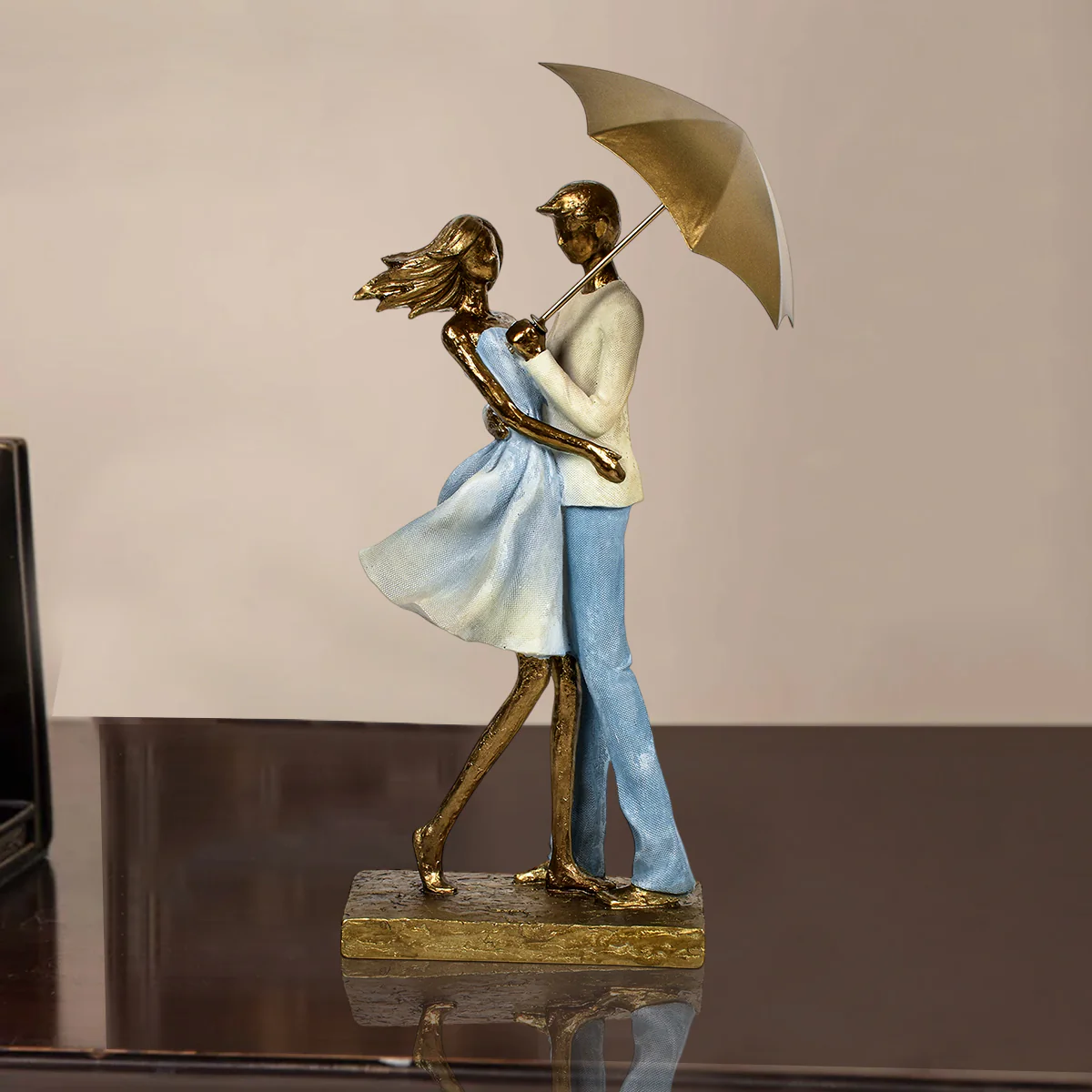 Embrace Couple Under Umbrella Statue for Table Decoration Showpiece - Image 4