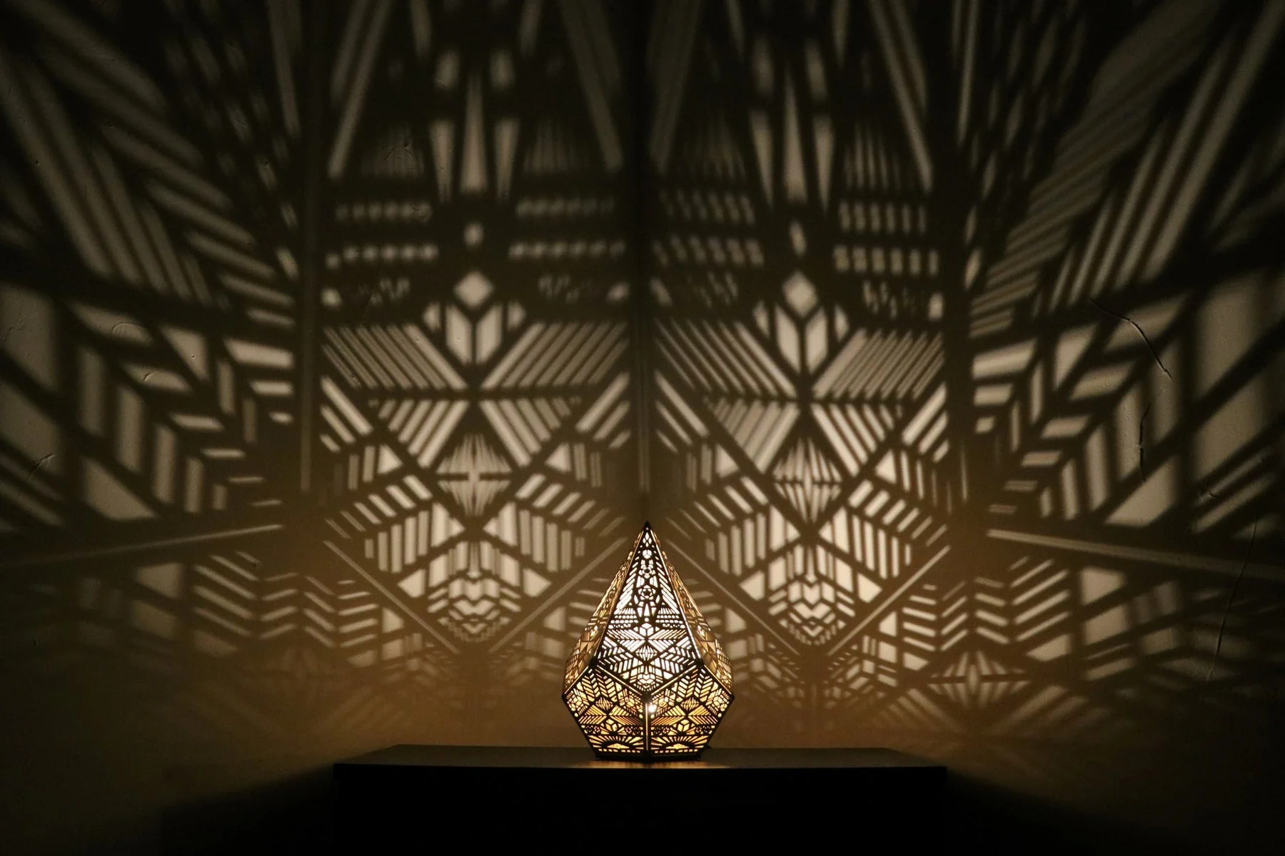 Modern Shadow Pattern Table Light - Image 4